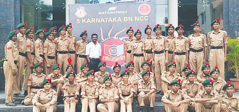 ಚಿಂತಾಮಣಿ ನಗರದ ಕಿಶೋರ ವಿದ್ಯಾಭವನ ಶಾಲೆಯ ಎನ್​ಸಿಸಿ ತಂಡ ಎನ್​ಸಿಸಿ ಡ್ರಿಲ್​ನಲ್ಲಿ ಚಾಂಪಿಯನ್​ ಶಾಲೆ ಡ್ರಿಲ್​ ಪ್ರಶಸ್ತಿ ಪಡೆದುಕೊಂಡಿದೆ. 