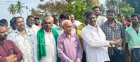 ಚನ್ನಪಟ್ಟಣದ ಕೋಟೆಯ ಅಸ್ಲಂ ಬೀಡಿ ಬಾಬು ನಿವಾಸದಲ್ಲಿ ಕರೆದಿದ್ದ ಸುದ್ದಿಗೋಷ್ಠಿಯಲ್ಲಿ, ನಗರಸಭೆ ಮಾಜಿ ಅಧ್ಯ ವಾಸಿಲ್​ ಅಲಿಖಾನ್​ ಕೋಟೆಯ ಜಾಮೀಯ ಮಸೀದಿ ಅಧ್ಯ ಅಬ್ದುಲ್​ ಖದೀರ್​, ಮದೀನಾ ಮಸೀದಿಯ ಅಧ್ಯ ಎಜಾಜ್​, ನಗರಸಭೆ ಮಾಜಿ ಅಧ್ಯ ಸೊಯಬ್​, ಅಸ್ಲಂ ಬೀಡಿ ಬಾಬು ಇದ್ದರು.