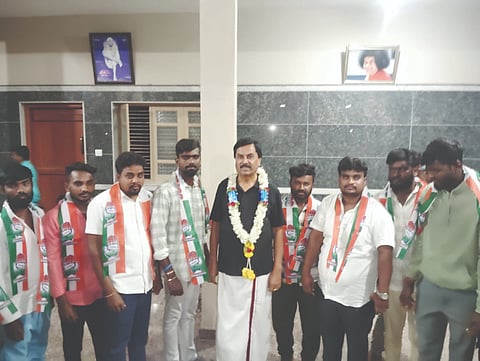 ಡಿ.ಪಾಳ್ಯ ಹೋಬಳಿಯ ಹಲವಾರು ಯುವ ಮುಖಂಡರು ಶಾಸಕ ಕೆ.ಎಚ್​.ಪುಟ್ಟಸ್ವಾಮಿ ಗೌಡ ಬಣವನ್ನು ತೊರೆದು ಮಾತೃ ಪಕ್ಷ ಕಾಂಗ್ರೆಸ್​ಗೆ ಸೇರ್ಪಡೆಯಾದರು. ಮಾಜಿ ಸಚಿವ ಎನ್​ಎಚ್​.ಶಿವಶಂಕರ ರೆಡ್ಡಿ ಯುವ ಮುಖಂಡರನ್ನು ಸ್ವಾಗತಿಸಿದರು.