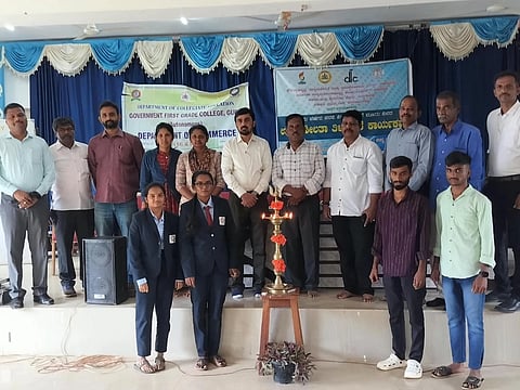 ಗುಬ್ಬಿ ಪಟ್ಟಣದ ಸರ್ಕಾರಿ Awareness program ಪ್ರಥಮ ದರ್ಜೆ ಕಾಲೇಜಿನ ಸಭಾಂಗಣದಲ್ಲಿ ಆಯೋಜಿಸಿದ್ದ ಉದ್ಯಮಶೀಲತಾ ತಿಳವಳಿಕೆ ಕಾರ್ಯಕ್ರಮದಲ್ಲಿ ಉದ್ಯೋಗ ಕೋಶಾಧಿಕಾರಿಗಳಾದ ಪ್ರೊ.ಶ್ರೀಕಾಂತ್​, ಪ್ರೊ.ತಿಮ್ಮೇಗೌಡ, ಪತ್ರಾಂಕಿತ ವ್ಯವಸ್ಥಾಪಕ ಶಿವಯ್ಯ ಇದ್ದರು. 