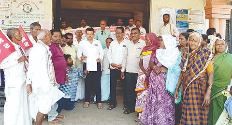 ಮಾಸಾಶನ ಬಿಡುಗಡೆ ಆಗ್ರಹಿಸಿ ರಾಜ್ಯ ಅಂಗವಿಕಲರ ಹಾಗೂ ಪಾಲಕರ ಒಕ್ಕೂಟದ ತಾಲೂಕು ಸಮಿತಿ ಸದಸ್ಯರು ಗಂಗಾವತಿ ಪ್ರಭಾರ ತಹಸೀಲ್ದಾರ್ ವಿಶ್ವನಾಥ ಮುರಡಿಗೆ ಮಂಗಳವಾರ ಸಲ್ಲಿಸಿದರು. ಪ್ರಾಂತ ರೈತ ಸಂಘದ ಜಿಲ್ಲಾಧ್ಯಕ್ಷ ಶ್ರೀನಿವಾಸ ಹೊಸಳ್ಳಿ, ಒಕ್ಕೂಟದ ತಾಲೂಕಾಧ್ಯಕ್ಷ ಬಸವರಾಜ ಗೋನಾಳ್, ಪದಾಧಿಕಾರಿಗಳಾದ ಮುತ್ತಣ್ಣ ದಾಸನಾಳ್, ಯಲ್ಲಪ್ಪ ವಡ್ಡರಹಟ್ಟಿ, ವಿಜಯಶ್ರೀ, ಯಮನಮ್ಮ ಇತರರಿದ್ದರು.