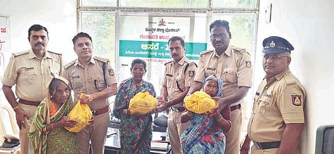ಗಂಗಾವತಿ ಪೊಲೀಸ್ ಠಾಣೆಯಲ್ಲಿ ಹಮ್ಮಿಕೊಂಡಿದ್ದ ಆಸರೆ ಕಾರ್ಯಕ್ರಮದಲ್ಲಿ ಹಿರಿಯ ನಾಗರಿಕರಿಗೆ ಪೌಷ್ಟಿಕ ಆಹಾರ ಕಿಟ್ ನೀಡುವ ಮೂಲಕ ಮಂಗಳವಾರ ಗೌರವಿಸಲಾಯಿತು. ಹೆಚ್ಚುವರಿ ಎಸ್ಪಿ ಹೇಮಂತಕುಮಾರ, ಡಿವೈಎಸ್ಪಿ ಜೆ.ಎಸ್.ನ್ಯಾಮಗೌಡರ್ ಇತರರಿದ್ದರು.