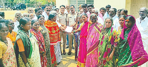 ಮದ್ಯ ಅಕ್ರಮ ಮಾರಾಟ ಮತ್ತು ಇಸ್ಪೀಟ್ ಜೂಜಾಟ ನಿಯಂತ್ರಿಸುವಂತೆ ಒತ್ತಾಯಿಸಿ ಚಿಕ್ಕಜಂತಕಲ್ ಗ್ರಾಮಸ್ಥರು ಗಂಗಾವತಿ ಹೆಚ್ಚುವರಿ ಎಎಸ್ಪಿ ಹೇಮಂತಕುಮಾರಗೆ ಮಂಗಳವಾರ ಮನವಿ ಸಲ್ಲಿಸಿದರು. ಜಿಪಂ ಮಾಜಿ ಸದಸ್ಯ ಎಚ್.ಪರಶುರಾಮಪ್ಪ, ಪ್ರಮುಖರಾದ ವೈ. ಮಂಜುನಾಥ, ಕೃಷ್ಣಾ, ಹುಲುಗಪ್ಪ ಹೊಸ್ಕೇರಿ, ದೊಡ್ಡರಾಮಮ್ಮ, ಪೂಜಾರಿ ದ್ಯಾವಮ್ಮ ಇತರರಿದ್ದರು.