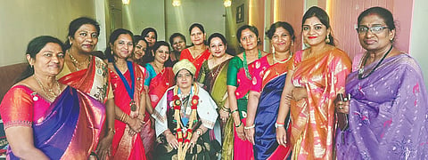 ಗಂಗಾವತಿ ಇನ್ನರ್ ವ್ಹೀಲ್ ಕ್ಲಬ್ ಕಚೇರಿಯಲ್ಲಿ ಜಿಲ್ಲಾ ಚೇರ್‌ಮನ್ ಜಯಶ್ರೀ ಅವರನ್ನು ಭಾನುವಾರ ಸನ್ಮಾನಿಸಲಾಯಿತು. ಕ್ಲಬ್ ತಾಲೂಕಾಧ್ಯಕ್ಷ ಸವಿತಾ ಸವಡಿ, ಕಾರ್ಯದರ್ಶಿ ಅಸ್ಮಾ ರಹೀನ್, ಐಎಸ್‌ಒ ಸುಜಾತಾ ರೆಡ್ಡಿ ಇತರರಿದ್ದರು.