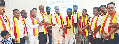 ಗಂಗಾವತಿ ತಾಲೂಕಿನ ವಡ್ಡರಹಟ್ಟಿಯ ಕೆಎಲ್‌ಇ ಸಮೂಹ ಶಿಕ್ಷಣ ಸಂಸ್ಥೆಯಲ್ಲಿ ಕಸಾಪ ತಾಲೂಕು ಘಟಕ ಹಮ್ಮಿಕೊಂಡಿದ್ದ ದತ್ತಿ ಉಪನ್ಯಾಸ ಮತ್ತು ಸಾಧಕರಿಗೆ ಸನ್ಮಾನ ಕಾರ್ಯಕ್ರಮವನ್ನು ಮಾಜಿ ಶಾಸಕ ಪರಣ್ಣ ಮುನವಳ್ಳಿ ಮಂಗಳವಾರ ಉದ್ಘಾಟಿಸಿದರು. ಕೆಎಲ್‌ಇ ಸ್ಥಾನಿಕ ಮಂಡಳಿ ಅಧ್ಯಕ್ಷ ಹೊಸ್ಕೇರಿ ಗಿರಿಯಪ್ಪ, ಪ್ರಾಚಾರ್ಯೆ ಡಾ.ಡಿ.ಎ.ಮಾನಸಾ, ಕಸಾಪ ಜಿಲ್ಲಾಧ್ಯಕ್ಷ ಶರಣೇಗೌಡ ಪೊ.ಪಾಟೀಲ್ ಇತರರಿದ್ದರು.