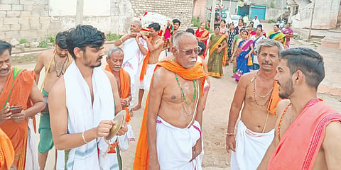 ಕೆಂಭಾವಿ ಉತ್ತರಾದಿ ಮಠದಲ್ಲಿ ರಾಘವೇಂದ್ರ ಸ್ವಾಮಿಗಳ ೩೫೫ನೇ ಆರಾಧನಾ ಮಹೋತ್ಸವ ನಿಮಿತ್ತ ಸೋಮವಾರ ವೈಭವದ ಪಲ್ಲಕ್ಕಿ ಮೆರವಣಿಗೆÀ ನೆರವೇರಿತು.