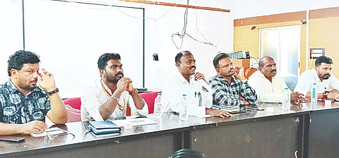 ತಿ.ನರಸೀಪುರ ಪಟ್ಟಣದ ತಾಪಂ ಸಭಾಂಗಣದಲ್ಲಿ ಮಂಗಳವಾರ ನಡೆದ ಜಯಂತಿ ಆಚರಣೆಯ ಪೂರ್ವಭಾವಿ ಸಭೆಯಲ್ಲಿ ತಹಸೀಲ್ದಾರ್ ಟಿ.ಜಿ.ಸುರೇಶಾಚಾರ್ ಮಾತನಾಡಿದರು. ಡಾ.ಕೆ.ರಂಗಸ್ವಾಮಿ, ಕೆ.ಡಿ.ವಿನೂತನ್, ಸಿ.ಶ್ರೀನಿವಾಸ್, ಕುಕ್ಕುರು ಪ್ರಸನ್ನ ಇದ್ದರು.