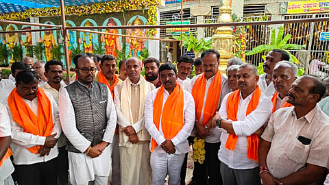 ಮುಳಬಾಗಿಲು ತಾಲೂಕು ಪುರಾತನ ಶ್ರೀದೇವಿ ಭೂದೇವಿ ಸಮೇತ ಶ್ರೀ ಗೋವಿಂದರಾಜು ಸ್ವಾಮಿ ದೇವಾಲಯದಲ್ಲಿ ಕಾಂಗ್ರೆಸ್​ ಮುಖಂಡ ವಿ. ಆದಿನಾರಾಯಣ ವಿಶೇಷ ಪೂಜೆ ಸಲ್ಲಿಸಿದರು. Dwadashi