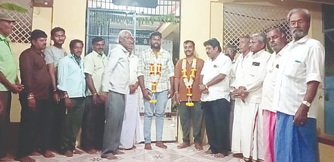 ಬೆಳಕವಾಡಿಯ ಕಾಳಿಕಾಂಭ ದೇವಸ್ಥಾನದಲ್ಲಿ ಆಯೋಜಿಸಿದ್ದ ಸಭೆಯಲ್ಲಿ ಶೇಖರ್ ಬೆಳಕವಾಡಿ, ಮೂರ್ತಿ ವಕ್ಕರಹಳ್ಳಿ ಅವರನ್ನು  ಅಭಿನಂದಿಸಲಾಯಿತು. ಪ್ರಕಾಶ್, ಕಾಂತರಾಜು, ರಾಚಪ್ಪಾಜಿ, ಪುಟ್ಟಸ್ವಾಮಾಚಾರ್, ಗೋವಿಂದಾಚಾರ್, ಮಂಟೇಸ್ವಾಮಿ ಪೂರಿಗಾಲಿ,  ನಟರಾಜ್ ಇದ್ದರು. 