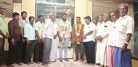 ಬೆಳಕವಾಡಿಯ ಕಾಳಿಕಾಂಭ ದೇವಸ್ಥಾನದಲ್ಲಿ ಆಯೋಜಿಸಿದ್ದ ಸಭೆಯಲ್ಲಿ ಶೇಖರ್ ಬೆಳಕವಾಡಿ, ಮೂರ್ತಿ ವಕ್ಕರಹಳ್ಳಿ ಅವರನ್ನು  ಅಭಿನಂದಿಸಲಾಯಿತು. ಪ್ರಕಾಶ್, ಕಾಂತರಾಜು, ರಾಚಪ್ಪಾಜಿ, ಪುಟ್ಟಸ್ವಾಮಾಚಾರ್, ಗೋವಿಂದಾಚಾರ್, ಮಂಟೇಸ್ವಾಮಿ ಪೂರಿಗಾಲಿ,  ನಟರಾಜ್ ಇದ್ದರು. 