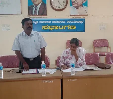 ಎನ್.ಆರ್.ಪುರ ಪಪಂ ಬಜೆಟ್ ಪೂರ್ವಭಾವಿ ಸಭೆಯಲ್ಲಿ ಮುಖ್ಯಾಧಿಕಾರಿ ಆರ್.ವಿ.ಮಂಜುನಾಥ್ ಮಾತನಾಡಿದರು. ಡಾ. ನೂರುಲ್‌ಹುದಾ ಇದ್ದರು.