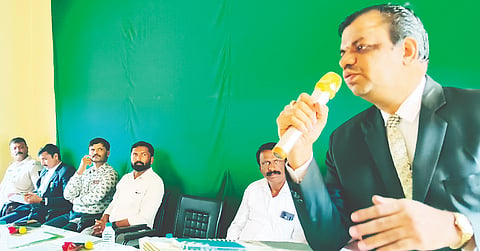 ಪಾಂಡವಪುರ ತಾಲೂಕಿನ ಅರಳಕುಪ್ಪೆ ಗ್ರಾಮದ ಸರ್ಕಾರಿ ಪ್ರೌಢಶಾಲೆ ಆಯೋಜಿಸಿದ್ದ ಕಾನೂನು ಅರಿವು ಮತ್ತು ನೆರವು ಕಾರ್ಯಕ್ರಮದಲ್ಲಿ ನ್ಯಾಯಾಧೀಶ ಆರ್.ಮಹೇಶ್ ಮಾತನಾಡಿದರು. ಕೆ.ಎನ್.ಪ್ರಕಾಶ್, ಗಂಗರಾಜು, ಕೆ.ಎಸ್.ಮೋಹನ್ ಕುಮಾರ್, ಎಸ್.ಎನ್. ಮಧು ಇದ್ದರು.