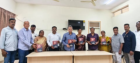 ಶಿರಾ ಪ್ರವಾಸಿ arasu ಮಂದಿರದಲ್ಲಿ ನಮ್ಮ ಅರಸು ಪುಸ್ತಕವನ್ನು ಹಿಂದುಳಿದ ವರ್ಗಗಳ ಕಲ್ಯಾಣ ಇಲಾಖೆಗೆ ನಾಡೋಜ ಪ್ರೊ.ಬರಗೂರು ರಾಮಚಂದ್ರಪ್ಪ ಹಸ್ತಾಂತರಿಸಿದರು. ಸಾಹಿತಿಗಳಾದ ಭುವನಹಳ್ಳಿ ನಾಗರಾಜ್​, ಲೇಖಕಿ ಶೈಲಾ ನಾಗರಾಜ್​, ಕೊಟ್ಟ ಶಂಕರ್​, ವೈ.ನರೇಶ್​ ಬಾಬು ಇದ್ದರು. 
