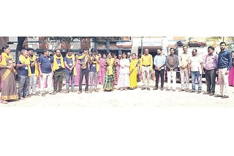 ಸಿರಗುಪ್ಪ ತಾಲೂಕು ಸರ್ಕಾರಿ ಸಾರ್ವಜನಿಕ ಆಸ್ಪತ್ರೆಯ ಮೈದಾನದಲ್ಲಿ ಆರೋಗ್ಯ ಅರಿವು ಜಾಗೃತಿ ಬೀದಿ ನಾಟಕಕ್ಕೆ ಆಸ್ಪತ್ರೆ ಆಡಳಿತಾಧಿಕಾರಿ ಸಾಯಿಕುಮಾರ ಚಾಲನೆ ನೀಡಿದರು. ಕ್ಷೇತ್ರ ಆರೋಗ್ಯ ಶಿಕ್ಷಣಾಧಿಕಾರಿ ಮಹಮ್ಮದ್ ಖಾಸಿಂ, ಹಿರಿಯ ಆರೋಗ್ಯ ನಿರೀಕ್ಷಣಾಧಿಕಾರಿ ಭೀಮರಾಜರೆಡ್ಡಿ, ಆಪ್ತ ಸಮಾಲೋಚಕ ಮಲ್ಲೇಶಪ್ಪ ಇತರರಿದ್ದರು.