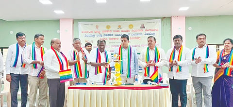 ಶಿಕಾರಿಪುರದಲ್ಲಿ ಹಾಲು ಉತ್ಪಾದಕರ ಸಹಕಾರ ಸಂಗಳ ಕಾರ್ಯದರ್ಶಿಗಳಿಗೆ ಆಯೋಜಿಸಿದ್ದ ಕಾರ್ಯಾಗಾರವನ್ನು ರಾಷ್ಟ್ರೀಯ ಸಹಕಾರ ಯೂನಿಯನ್​ ನಿರ್ದೇಶಕ ಅಗಡಿ ಅಶೋಕ್​ ಉದ್ಘಾಟಿಸಿದರು. ಡಾ. ಬಿ.ಡಿ.ಭೂಕಾಂತ್​, ಹನುಮಂತಪ್ಪ, ಶಿವಶಂಕರಪ್ಪ, ಎಚ್​.ಬಿ.ದಿನೇಶ್​ ಇತರರಿದ್ದರು.