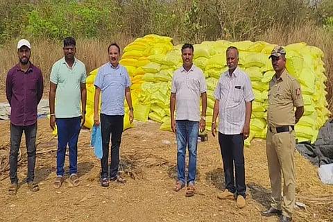 ಶಿರಾಳಕೊಪ್ಪ ಸಮೀಪದ ಉಡುಗಣಿಯಲ್ಲಿ ಅನಧಿಕೃತವಾಗಿ ಸಂಗ್ರಹಿಸಿದ್ದ ಯೂರಿಯಾ ರಸಗೊಬ್ಬರ. ಕೃಷಿ ಇಲಾಖೆ ಅಧಿಕಾರಿ ಕಿರಣ್‌ಕುಮಾರ್ ಹರ್ತಿ ಮತ್ತು ಸಿಬ್ಬಂದಿ ಇದ್ದಾರೆ.