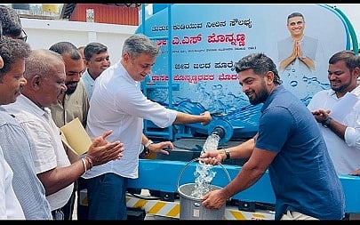 ವಿರಾಜಪೇಟೆಯಲ್ಲಿ ಶಾಸಕ ಪೊನ್ನಣ್ಣ ಕುಡಿಯುವ ನೀರಿನ ಟ್ಯಾಂಕರ್‌ಗೆ ಚಾಲನೆ ನೀಡಿದರು. ಪಟ್ಟಡ ರಂಜಿ ಪೂಣಚ್ಚ, ನಯನಾ,  ದೇಚಮ್ಮ ಕಾಳಪ್ಪ ಇತರರಿದ್ದರು.
