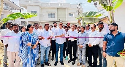 ವಿರಾಜಪೇಟೆ ಪುರಸಭೆ ವ್ಯಾಪ್ತಿಯಲ್ಲಿನ ನೂತನ ರಸ್ತೆಯೊಂದನ್ನು ಶಾಸಕ ಎಸ್.ಪೊನ್ನಣ್ಣ  ಉದ್ಘಾಟಿಸಿದರು. ರಂಜಿ ಪೂಣಚ್ಚ,  ನಯನಾ, ದೇಚಮ್ಮ ಕಾಳಪ್ಪ,  ಕುಂಡಚ್ಚಿರ ಮಂಜು ದೇವಯ್ಯ, ಅನಿಲ್, ಚೆಕ್ಕು, ಸಂತೋಷ್ ಇದ್ದರು.