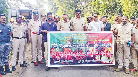 ಬೇಟೋಳಿ ಗ್ರಾಮದ ಶ್ರೀ ಭದ್ರಕಾಳಿ ದೇವರಕಾಡುವಿನಲ್ಲಿ ಕಾಡ್ಗಿಚ್ಚು  ತಡೆಗಟ್ಟುವ ಬಗ್ಗೆ ಅರಣ್ಯ ಇಲಾಖೆಯ ಸಿಬ್ಬಂದಿಗೆ ಜಾಗೃತಿ ಕಾರ್ಯಕ್ರಮ  ನಡೆಯಿತು  ಜಗನ್ನಾಥ್  , ಶಿವರಾಂ , ಗೋಪಾಲ್ , ಮಹದೇವ್  , ಮಂಜೇಗೌಡ  ಇದ್ದರು.