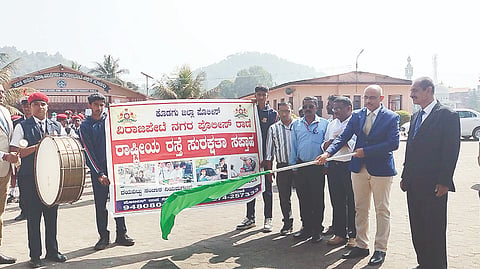 ಸಂತ ಅನ್ನಮ್ಮ ಶಾಲೆಯಲ್ಲಿ ಆಯೋಜಿಸಿದ್ದ ರಸ್ತೆ ಸುರಕ್ಷತಾ ಅಭಿಯಾನ ಮತ್ತು ಜಾಗೃತಿ ಜಾಥಾಕ್ಕೆ ನ್ಯಾ.ನಟರಾಜ್ ಚಾಲನೆ ನೀಡಿದರು. ನ್ಯಾ. ಮಂಜುನಾಥ್, ನ್ಯಾ.ಪ್ರದೀಪ್ ಪೊತೇದಾರ್, ಆನಂದ್, ಟೀನಾ ಇದ್ದರು.