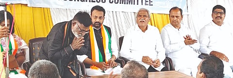 ಶಹಾಪುರನ ಕಾಂಗ್ರೆಸ್ ಕಚೇರಿಯಲ್ಲಿ ಶುಕ್ರವಾರ ಆಯೋಜಿಸಿದ್ದ ಕಾರ್ಯಕ್ರಮದಲ್ಲಿ ಎಐಸಿಸಿ ಕಾರ್ಯದರ್ಶಿ ಜಟ್ಟಿ ಕುಸಮಕುಮಾರ, ಶಾಸಕ ಶರಣಬಸಪ್ಪ ದರ್ಶನಾಪುರ, ಜಿ¯್ಲÁಧ್ಯಕ್ಷ ಬಸರಡ್ಡಿ ಅನಪುರ ಇತರರಿದ್ದರು.