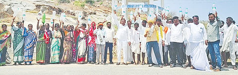 ಯಾದಗಿರಿ ತಾಲೂಕಿನ ವರ್ಕನಳ್ಳಿ ಗ್ರಾಮದಲ್ಲಿ ಶುದ್ಧ ಕುಡಿಯುವ ನೀರಿಗೆ ಆಗ್ರಹಿಸಿ ಅಖಿಲ ಭಾರತೀಯ ಕೋಲಿ ಸಮಾಜದ ಸಂಟನಾ ಕಾರ್ಯದರ್ಶಿ ಉಮೇಶ ಕೆ.ಮುದ್ನಾಳ್​ ನೇತೃತ್ವದಲ್ಲಿ ಗ್ರಾಮಸ್ಥರು ಭಾನುವಾರ ಖಾಲಿ ಬಾಟಲಿ ಹಿಡಿದು ಪ್ರತಿಭಟನೆ ನಡೆಸಿದರು. ಭೀಮಾಶಂಕರ, ಮಲ್ಲೆಶಿ, ಹಣಮಂತ, ತಿಮ್ಮಯ್ಯ, ರೆಡ್ಡೆಪ್ಪ, ದ್ಯಾವಪ್ಪ, ಸಿದ್ರಾಮಪ್ಪ, ಹಣಮಂತ, ಶರಣಪ್ಪ, ಮಲ್ಲಪ್ಪ, ದೇವಪ್ಪ, ಮಲ್ಲಯ್ಯ, ನಾಗಪ್ಪ, ಅಂಜಪ್ಪ, ದೇವಿಂದ್ರಪ್ಪ, ಕಾಶಪ್ಪ ಇತರರಿದ್ದರು.