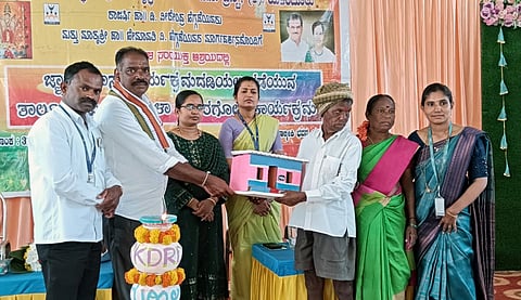 ಯಳಂದೂರು ಪಟ್ಟಣದ ವಾಲ್ಮೀಕಿ ಭವನದಲ್ಲಿ ಆಯೋಜಿಸಿದ್ದ ವಿಚಾರಗೋಷ್ಠಿಯಲ್ಲಿ ಫಲಾನುಭವಿಯೊಬ್ಬರಿಗೆ ಮಾದರಿ ಮನೆಕೀಲಿಯನ್ನು ಹಸ್ತಾಂತರಿಸಲಾಯಿತು. ಡಾ.ಸುಜಾತಾ, ಭೀಮಪ್ಪ, ಆರತಿ, ಆನಂದ್ ಇದ್ದರು. 