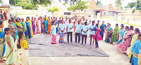 ಯಳಂದೂರು ತಾಲೂಕಿನ ಗಂಗವಾಡಿ ಗ್ರಾಮದಲ್ಲಿ ಧರ್ಮಸ್ಥಳ ಗ್ರಾಮಾಭಿವೃದ್ಧಿ ಯೋಜನೆ ವತಿಯಿಂದ ಸ್ವಚ್ಛತೆ, ಆರೋಗ್ಯ ಹಾಗೂ ನೀರಿನ ಬಳಕೆಯ ಬಗ್ಗೆ ಬೀದಿ ನಾಟಕದ ಮೂಲಕ ಜಾಗೃತಿ ಮೂಡಿಸಲಾಯಿತು.