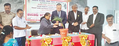 ಯಲಬುರ್ಗಾ ಸರ್ಕಾರಿ ಬಾಲಕಿಯರ ಪದವಿ ಪೂರ್ವ ಕಾಲೇಜಿನಲ್ಲಿ ಮಾನವ ಕಳ್ಳ ಸಾಗಣೆ ವಿರೋಧಿ ದಿನ ಕಾರ್ಯಕ್ರಮವನ್ನು ಹಿರಿಯ ಸಿವಿಲ್ ನ್ಯಾಯಾಧೀಶೆ ಪ್ರಮಿಳಾ ಎಂ. ಉದ್ಘಾಟಿಸಿದರು. ವಕೀಲರ ಸಂಘದ ಅಧ್ಯಕ್ಷ ಸುಭಾಷ್, ಹೊಂಬಳ ಅಪರ ಸರ್ಕಾರಿ ವಕೀಲ ಮಲ್ಲನಗೌಡ ಪಾಟೀಲ, ಪ್ರಾಚಾರ್ಯ ಸಿದ್ದರಾಮಯ್ಯ ಹಿರೇಮಠ, ವಕೀಲರ ಸಂಘದ ಉಪಾಧ್ಯಕ್ಷ ಎಂ.ಎಸ್. ನಾಯಕರ, ಪ್ರ. ಕಾರ್ಯದರ್ಶಿ ಈ.ಟಿ., ಅಂಗನವಾಡಿ ಮೇಲ್ವಿಚಾರಕಿ ಲಲಿತಾ ನಾಯ್ಕರ ಇದ್ದರು.