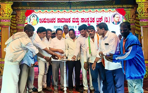 ದೊಡ್ಡ ಜಾತ್ರೆ ಅಂಗವಾಗಿ ನಂಜನಗೂಡಿನ ಶ್ರೀಕಂಠೇಶ್ವರ ಸ್ವಾಮಿ ದೇವಾಲಯದ ಆವರಣದಲ್ಲಿ ನಡೆದ ನಾಟಕ ಪ್ರದರ್ಶನವನ್ನು ಮೃಗಾಲಯ ಪ್ರಾಧಿಕಾರದ ಅಧ್ಯಕ್ಷ ಹಾಡ್ಯ ಕೆ.ರಂಗಸ್ವಾಮಿ ಉದ್ಘಾಟಿಸಿದರು. ಶಿವಮಲ್ಲಯ್ಯ, ಸಂದೀಪ್,  ಚಿಕ್ಕಸ್ವಾಮಿ, ಪ್ರಕಾಶ್, ಸಂಪತ್ತು ಇದ್ದರು.