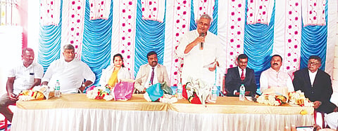 ಪಿರಿಯಾಪಟ್ಟಣ ನ್ಯಾಯಾಲಯ ಆವರಣದಲ್ಲಿರುವ ವಕೀಲರ ಸಂಘದ ಇ-ಲೈಬ್ರರಿ ಹಾಗೂ ವಾಹನ ನಿಲುಗಡೆ ಕಾಮಗಾರಿಗೆ ಶಾಸಕ ಕೆ.ವೆಂಕಟೇಶ್ ಚಾಲನೆ ನೀಡಿ ಮಾತನಾಡಿದರು. ವಕೀಲರ ಸಂಘದ ಅಧ್ಯಕ್ಷ ಧನಪಾಲ್, ನ್ಯಾಯಾಧೀಶರಾದ ಎಂ.ರಾಜು, ಧನುರಾಜ್, ಎ.ಎಸ್.ವಿದ್ಯಾ ಇತರರು ಇದ್ದರು. 