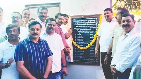 ಪಿರಿಯಾಪಟ್ಟಣ ತಾಲೂಕಿನ ಚಿಟ್ಟೆನಹಳ್ಳಿ ಗ್ರಾಮದ ಬಳಿ ಇರುವ ಪಿರಿಯಾಪಟ್ಟಣ ಕ್ರೀಡಾ ಮತ್ತು ಸಾಂಸ್ಕೃತಿಕ ಸಂಘದ ಆವರಣದಲ್ಲಿ ಭಾನುವಾರ ಕಾಂಪೌಂಡ್ ಮತ್ತು ವಾಣಿಜ್ಯ ಮಳಿಗೆ ಕಟ್ಟಡವನ್ನು ಮಾಜಿ ಶಾಸಕ ಕೆ.ಮಹದೇವ್ ಉದ್ಘಾಟಿಸಿದರು. ಕೆ.ರಮೇಶ್, ಪಿ.ಬಿ.ಪೊನ್ನಪ್ಪ, ಸಿ.ಎನ್.ವಿಜಯ್, ಟಿ.ಮಲ್ಲಿಕಾರ್ಜುನ, ಎಚ್.ಕೆ.ಮಂಜುನಾಥ್ ಇದ್ದರು.