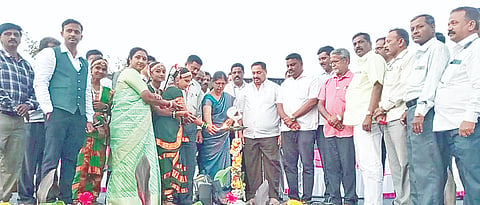 ಹಲಗೂರಿನ ಕೆಪಿಎಸ್ ಶಾಲೆಯಲ್ಲಿ ಆಯೋಜಿಸಿದ್ದ ಶಾಲಾ ಸಂಭ್ರಮ ಕಾರ್ಯಕ್ರಮವನ್ನು ಗಣ್ಯರು ಉದ್ಘಾಟಿಸಿದರು. ವಿ.ಇ.ಉಮಾ, ಎಂ. ಕೆ. ಶ್ರೀನಿವಾಸ್, ಜಿ.ಎಂ.ಮಹದೇವು, ಗುಲ್ನಾಜ್ ಬಾನು, ಬಿ.ಮಹದೇವು, ಆನಂದ್ ಕುಮಾರ್, ಕುಳ್ಳೇಗೌಡ ಇತರರಿದ್ದರು.