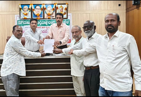 ಕೊಪ್ಪಳದಲ್ಲಿ ವಿವಿಧ ಕಾಮಗಾರಿ ಬಜೆಟ್​ನಲ್ಲಿ ಸೇರಿಸಲು ಒತ್ತಾಯಿಸಿ ಜನಪರ ಸಂಟನೆಗಳ ಒಕ್ಕೂಟ ಪದಾಧಿಕಾರಿಗಳು ಶನಿವಾರ ಡಿಯುಡಿಸಿ ಪಿಡಿ ಮಂಜುನಾಥ ಗುಂಡೂರ ಹಾಗೂ ಪೌರಾಯುಕ್ತ ವೆಂಕಟೇಶ ನಾಗನೂರಗೆ ಮನವಿ ಸಲ್ಲಿಸಿದರು. ಪ್ರಮುಖರಾದ ಎಸ್​.ಎ.ಗಫಾರ್​, ಬಸವರಾಜ ಶೀಲವಂತರ, ತುಕಾರಾಮ್​ ಪಾತ್ರೋಟಿ. ಚಾಂದಪಾಷಾ,ದೇವಪ್ಪ ಕಟ್ಟಿಮನಿ, ಶೇಖರ್​ ದೊಡ್ಡಮನಿ ಇದ್ದರು. 