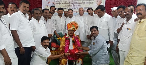 ಆಳಂದನ ಏಕಾಂತ ರಾಮಯ್ಯ ಮಂದಿರದಲ್ಲಿ ಏರ್ಪಡಿಸಿದ್ದ ಸಮಾರಂಭದಲ್ಲಿ ಬಸವೇಶ್ವರ ಜಯಂತಿ ಜಿಲ್ಲಾ ಸಮಿತಿ ಅಧ್ಯಕ್ಷರಾಗಿ ಆಯ್ಕೆಯಾದ ಶಾಸಕ ಬಿ.ಆರ್​.ಪಾಟೀಲ್​ ಅವರನ್ನು ವೀರಶೈವ ಮಹಾಸಭೆಯಿಂದ ಸನ್ಮಾನಿಸಲಾಯಿತು. ಶರಣಬಸಪ್ಪ ಪಾಟೀಲ್​, ಸೋಮನಾಥ ಮೂಲಗೆ, ಬಾಬಾ ಸಾಹೇಬ್​ ಪಾಟೀಲ್​, ಬಾಬುರಾವ ಮಡ್ಡೆ ಇತರರಿದ್ದರು.