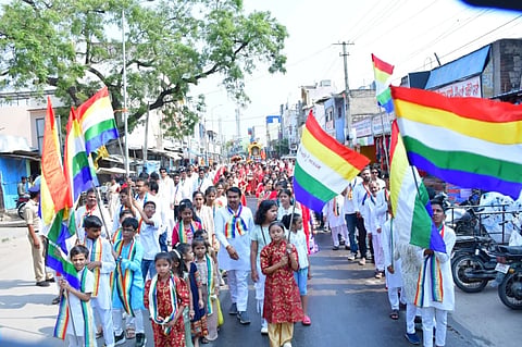 ಭಗವಾನ್​ ಮಹಾವೀರರ ಶೋಭಾಯಾತ್ರೆಯು ನಗರದ ಅಶೋಕ ವೃತ್ತದಿಂದ ಆರಂಭವಾಗಿ ಎಂ.ಪಿ ಪ್ಯಾಲೇಸ್​ ವರೆಗೆ ಅದ್ಧೂರಿಯಾಗಿ ಜರುಗಿತು.