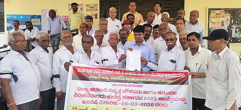 ಪಿಂಚಣಿ ಮೌಲೀಕರಣ ಕಾಯ್ದೆ ಹಿಂಪಡೆಯಬೇಕೆಂದು ಆಗ್ರಹಿಸಿ ಸುರಪುರ ತಹಸಿಲ್​ ಕಚೇರಿ ಎದುರು ಮಂಗಳವಾರ ಸರ್ಕಾರಿ ನಿವೃತ್ತ ನೌಕರರ ಸಂದಿಂದ ಪ್ರತಿಭಟನೆ ನಡೆಸಿ ತಹಸೀಲ್ದಾರ್​ ಮೂಲಕ ಮನವಿಪತ್ರ ಸಲ್ಲಿಸಲಾಯಿತು.