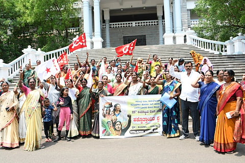  ಉದ್ಯೋಗ ಸೃಷ್ಟಿ ಮಾಡಬೇಕು, ಮಹಿಳಾ ಉದ್ಯೋಗಿಗಳಿಗೆ ಕನಿಷ್ಠ ವೇತನ ಮತ್ತು ಸಮಾನ ವೇತನ ಜಾರಿಯಾಗಬೇಕು ಎಂಬುದು ಸೇರಿ ನಾನಾ ಬೇಡಿಕೆ ಈಡೇರಿಕೆಗೆ ಆಗ್ರಹಿಸಿ ವಿವಿಧ ಸಂಟನೆಗಳ ಜಂಟಿ ಸಮಿತಿ ಕಾರ್ಯಕರ್ತರು ಕಲಬುರಗಿ ಜಿಲ್ಲಾಧಿಕಾರಿ ಕಚೇರಿ ಎದುರು ಮಂಗಳವಾರ ಪ್ರತಿಭಟನೆ ನಡೆಸಿದರು. ಲವಿತ್ರಾ ವಸದ, ಎಂ.ಬಿ.ಸಜ್ಜನ್​, ಶಾಂತಾ ಂಟೆ, ಸುಜಾತಾ ವೈ, ಮಲ್ಲಮ್ಮ ಕೋಡ್ಲಿ ಇತರರಿದ್ದರು.