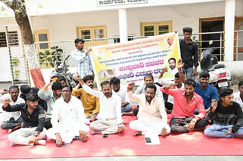 ಸ್ಪರ್ಧಾತ್ಮಕ ಪರಿೆಗಳ ತರಬೇತಿ ಕೇಂದ್ರ ಪ್ರಬುದ್ಧ ಅಕಾಡೆಮಿ ಕಳಪೆ ಕಾಮಗಾರಿ ಸೇರಿ ಜಿಲ್ಲೆಯಲ್ಲಿ ಲ್ಯಾಂಡ್​ ಆರ್ಮಿ ಕೈಗೊಂಡಿರುವ ಎಲ್ಲಾ ಕಾಮಗಾರಿ ಸಿಬಿಐ ತನಿಖೆಗೆ ವಹಿಸಬೇಕು ಎಂದು ಆಗ್ರಹಿಸಿ ವಿವಿಧ ಸಂಟನೆಗಳ ಕಾರ್ಯಕರ್ತರು ಜಿಲ್ಲಾ ಉಸ್ತುವಾರಿ ಸಚಿವ ಪ್ರಿಯಾಂಕ್​ ರ್ಖಗೆಯ ಕಚೇರಿ ಎದುರು ಎದುರು ಮಂಗಳವಾರ ಧರಣಿ ನಡೆಸಿದರು. ಎಂ.ಎಸ್​.ಪಾಟೀಲ್​ ನರಿಬೋಳ, ಲಕ್ಷಿ$್ಮಕಾಂತ ಸ್ವಾದಿ, ಹುಚ್ಚೇಶ್ವರ ವಠಾರ, ಪದ್ಮಾಜಿ ಗೌಳಿ, ಶಂಕರ ವಡಿಗೇರಿ ಇತರರಿದ್ದರು.