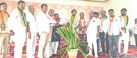 ವಡಗೇರಾದಲ್ಲಿ ಮಂಗಳವಾರ ಹಮ್ಮಿಕೊಂಡ ಬಿಜೆಪಿ ಪ್ರಶಿಕ್ಷಣ ಮಹಾಭಿಯಾನಕ್ಕೆ ಮಾಜಿ ಶಾಸಕ ರಾಜಕುಮಾರ ಪಾಟೀಲ್​ ತೆಲ್ಕೂರ ಉದ್ಘಾಟಿಸಿದರು. ಜಿಲ್ಲಾಧ್ಯಕ್ಷ ಬಸವರಾಜ ವಿಭೂತಿಹಳ್ಳಿ, ಮಹೇಶರಡ್ಡಿಗೌಡ ಮುದ್ನಾಳ್​, ಡಾ.ಶರಣಭೂಪಾಲರಡ್ಡಿ, ಸಿದ್ದಣ್ಣಗೌಡ ಕಾಡಂನೋರ, ದೇವರಾಜ ನಾಯಕ ಉಳ್ಳೆಸೂಗೂರ, ಸದಾಶಿವರಡ್ಡಿಗೌಡ ರೊಟ್ನಡಗಿ, ವೇಣುಗೋಪಾಲ ನಾಯಕ ಸುರಪುರ, ಮೌನೇಶ ಹೈಯ್ಯಾಳ್ಕರ ಶಹಾಪುರ, ಮೇಲಪ್ಪ ಗುಳಗಿ, ಪರಶುರಾಮ ಕುರಕುಂದ, ಮಲ್ಲಿಕಾರ್ಜುನ ವನಗೇರಾ ಇತರರಿದ್ದರು.