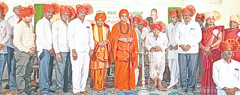 ಅಫಜಲಪುರ ಸರ್ಕಾರಿ ಪದವಿಪೂರ್ವ ಕಾಲೇಜಿನ ಸಭಾಭವನದಲ್ಲಿ ಹಮ್ಮಿಕೊಂಡಿದ್ದ ಗುರುವಂದನೆ ಹಾಗೂ ಸ್ನೇಹ ಸಮ್ಮಿಲನ ಕಾರ್ಯಕ್ರಮವನ್ನು ಶ್ರೀ ವಿಶ್ವಾರಾಧ್ಯ ಮಳೇಂದ್ರ ಶಿವಾಚಾರ್ಯರು ಉದ್ಘಾಟಿಸಿದರು. ಶ್ರೀ ಜಯ ಗುರುಶಾಂತಲಿಂಗಾರಾಧ್ಯ ಶಿವಾಚಾರ್ಯರು, ಶಾಮಾಚಾರ್ಯ, ಗುರುಸಿದ್ದಯ್ಯ ಹಿರೇಮಠ, ಎನ್​.ಜಿ.ದೇಗಾಂವ ಇತರರಿದ್ದರು.