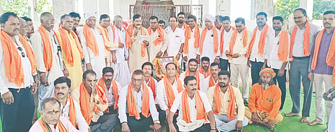 ಚಿಂಚೋಳಿ ತಾಲೂಕಿನ ಶಾದಿಪುರ ಗ್ರಾಪಂ ವ್ಯಾಪ್ತಿಯ ಚಂದುನಾಯಕ ತಾಂಡಾದಲ್ಲಿ ಹಮ್ಮಿಕೊಂಡಿದ್ದ ಬಂಜಾರ ಸಮಾಜದ ಮಹಾ ಪಂಚಾಯತ್​ ಸಭೆಯಲ್ಲಿ ಅಶೋಕ ಚವ್ಹಾಣ್​, ಲಿಂಬಾಜಿ ರಾಠೋಡ್​, ಚಂದರ ಕಾರಬಾರಿ, ಧನಸಿಂಗ್​ ಒರೆಂಟ ತಾಂಡಾ, ಬಲಭೀಮ ನಾಯಕ, ರಾಜು ರಾಠೋಡ್​, ಮಾರುತಿ ಮಾಸ್ಟರ್​ ಇತರರಿದ್ದರು.
