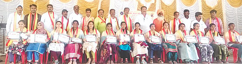 ಸುರಪುರ ಗರುಡಾದ್ರಿ ಕಲಾ ಮಂದಿರದಲ್ಲಿ ಭಾನುವಾರ ಕನ್ನಡ ಸಾಹಿತ್ಯ ಪರಿಷತ್​ ತಾಲೂಕು ಟಕದಿಂದ ಹಮ್ಮಿಕೊಂಡ ಕಾರ್ಯಕ್ರಮದಲ್ಲಿ 50 ವಿದ್ಯಾರ್ಥಿಗಳಿಗೆ ಕನ್ನಡ ಭಾಷಾ ಗುಣಾಗ್ರಣಿ ಪ್ರಶಸ್ತಿ ನೀಡಿ ಗೌರವಿಸಲಾಯಿತು.