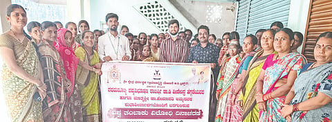 ವಡಗೇರಾ ತಾಲೂಕಿನ ಹಯ್ಯಾಳ (ಬಿ) ಗ್ರಾಮದಲ್ಲಿ ಧರ್ಮಸ್ಥಳ ಗ್ರಾಮಾಭಿವೃದ್ಧಿ ಯೋಜನೆಯಿಂದ ಭಾನುವಾರ ಹಮ್ಮಿಕೊಂಡ ವಿಶ್ವ ತಂಬಾಕು ವಿರೋಧಿ ದಿನ ಕಾರ್ಯಕ್ರಮದಲ್ಲಿ ಪ್ರಾಥಮಿಕ ಆರೋಗ್ಯ ಕೇಂದ್ರದ ವೈದ್ಯಾಧಿಕಾರಿ ಡಾ.ಉಮೇಶ ರೆಡ್ಡಿ ಮಾತನಾಡಿದರು. ಶ್ರೀಕಾಂತ, ಈರಮ್ಮ, ಮಂಜುಳಾ, ಮಹಾಲಿಂಗ, ಸೇವಾಪ್ರತಿನಿಧಿ ಮಹೇಶ್​ ಇತರರಿದ್ದರು.
