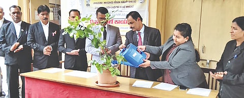 ಆಳಂದನಲ್ಲಿ ಹಮ್ಮಿಕೊಂಡಿದ್ದ ಮಾನವ ಕಳ್ಳ ಸಾಗಣೆ ವಿರೋಧಿ ದಿನ ಕಾರ್ಯಕ್ರಮದಲ್ಲಿ ಹಿರಿಯ ಶ್ರೇಣಿ ನ್ಯಾಯಾಧೀಶ ವಿಜಯಕುಮಾರ ಜೆಟ್ಲಾ ಮಾತನಾಡಿದರು. ಸುಮನಾ ಚಿತ್ತರಗಿ, ಕಮಲಾಕರ ರಾಠೋಡ್​, ಪ್ರವಿಣಕುಮಾರ, ಇಸ್ಮಾಯಿಲ್​ ಪಟೇಲ್​, ಜ್ಯೋತಿ ಬಂದಿ ಇತರರಿದ್ದರು.