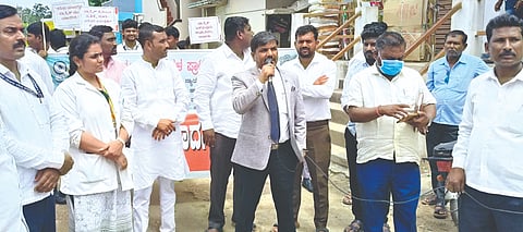 ವಡಗೇರಾದಲ್ಲಿ ಶುಕ್ರವಾರ ಆಯೋಜಿಸಿದ್ದ ಪ್ಲಾಸ್ಟಿಕ್‌ಮುಕ್ತ ವಡಗೇರಾ ಅಭಿಯಾನಕ್ಕೆ ಹಿರಿಯ ಸಿವಿಲ್ ನ್ಯಾಯಾಽÃಶ ಮರಿಯಪ್ಪ ಚಾಲನೆ ನೀಡಿ ಮಾತನಾಡಿದರು. ಹಣಮಂತಪ್ಪ ಕೊಪ್ಪಳ, ಮಲ್ಲಿಕಾರ್ಜುನ ಶಿರಗೋಳ, ಶರಣಗೌಡ ಊಳ್ಳೆಸೂಗೂರ, ನಾಗಪ್ಪ ನಾಯ್ಕಲ್, ರಾಚಯ್ಯ ಸ್ವಾಮಿ ಹಿರೇಮಠ, ಹೊನ್ನಯ್ಯ ಕೊಂಕಲ್, ಪಿಎಸ್‌ಐ ಅಕ್ಷಯ್ ಕುಮಾರ್, ಲಾಲ್ ಅಹ್ಮದ್, ಅಬ್ದುಲ್ ಭಾಷಾ, ವಿಜಯ ಕುಲಕರ್ಣಿ, ಅಬ್ದುಲ್ ಚಿಗಾನೂರ ಇತರರಿದ್ದರು.