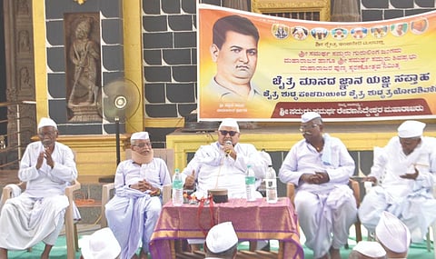 ಇಂಚಗೇರಿಮಠದಲ್ಲಿ ಚೈತ್ರ ಮಾಸದ ಜ್ಞಾನಯಜ್ಞ ಸಪ್ತಾಹದಲ್ಲಿ ರೇವಣಸಿದ್ಧೇಶ್ವರ ಮಹಾರಾಜರು ಮಾತನಾಡಿದರು. ಶಂಕರೆಪ್ಪ ಮಹಾರಾಜರು, ತುಕಾರಾಮ ಮಹಾರಾಜರು ಇತರರಿದ್ದರು.