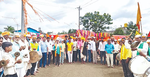 ಅರಟಾಳದಲ್ಲಿ ಮಾಳಿಂಗೇಶ್ವರ,  ಮಲ್ಲಿಕಾರ್ಜುನ, ದುರ್ಗಾದೇವಿ, ಹನುಮಾನ ಹಾಗೂ ವೀರಭದ್ರ ದೇವರ ಪಲ್ಲಕ್ಕಿಗಳ ಮೆರವಣಿಗೆಗೆ ಚಾಲನೆ ನೀಡಲಾಯಿತು. ಮಲ್ಲಪ್ಪ ಪೂಜಾರಿ, ಶಿವಲಿಂಗ ಪೂಜಾರಿ, ಮಲ್ಲಿಕಾರ್ಜುನ ತೆಲಸಂಗ ಇತರರಿದ್ದರು.