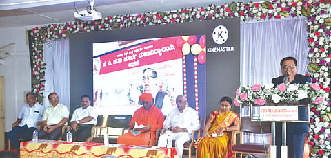 ಚಿಕ್ಕೋಡಿಯ ಆರ್.ಡಿ. ಮಹಾವಿದ್ಯಾಲಯದ ಸಭಾಂಗಣದಲ್ಲಿ ಆಯೋಜಿಸಲಾಗಿದ್ದ ನಿವೃತ್ತಿ ಸನ್ಮಾನ ಸಮಾರಂಭದಲ್ಲಿ ಪಿ.ಐ.ಭಂಡಾರಿ ಮಾತನಾಡಿದರು. ಅಭಿನವಲಿಂಗ ಸ್ವಾಮೀಜಿ, ಎಸ್.ಬಿ.ಪೂಜಾರಿ, ವಿ.ಪಿ.ಶೇಡಬಾಳ, ಸೀತಾರಾಮು ಆರ್.ಎಸ್., ಡಾ.ಪ್ರವೀಣ ಭಂಡಾರಿ ಇತರರಿದ್ದರು.