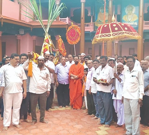 ಅಥಣಿ ಗಚ್ಚಿನಮಠದ ಶಿವಯೋಗಿಗಳ ಜಾತ್ರಾ ಮಹೋತ್ಸವ ಅಂಗವಾಗಿ ಶಿವಬಸವ ಸ್ವಾಮೀಜಿ ಪಲ್ಲಕ್ಕಿ ಉತ್ಸವಕ್ಕೆ ಚಾಲನೆ ನೀಡಿದರು. ಉದಯ ಕಾರವೇಕಾರ, ಸುರೇಶ ಗೋಟಖಿಂಡಿ, ಶಿವಾನಂದ ದಿವಾನಮಳ, ಈರನಗೌಡ ಪಾಟೀಲ ಇತರರಿದ್ದರು.